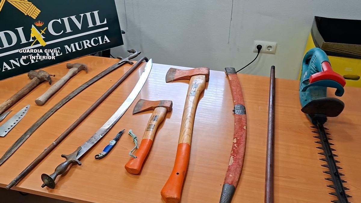 Armas y herramientas utilizadas por los delincuentes que se atrincheraron.