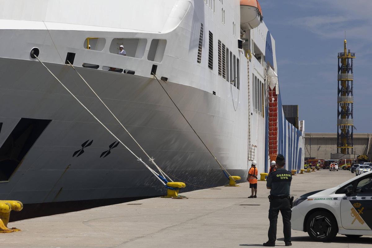 La llegada de los pasajeros se ha completado con dos barcos de Salvamento Marítimo