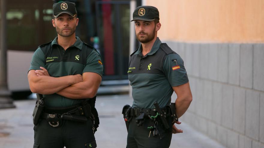 Los guardias civiles que ayudaron en el rescate de dos hombres en Torrevieja