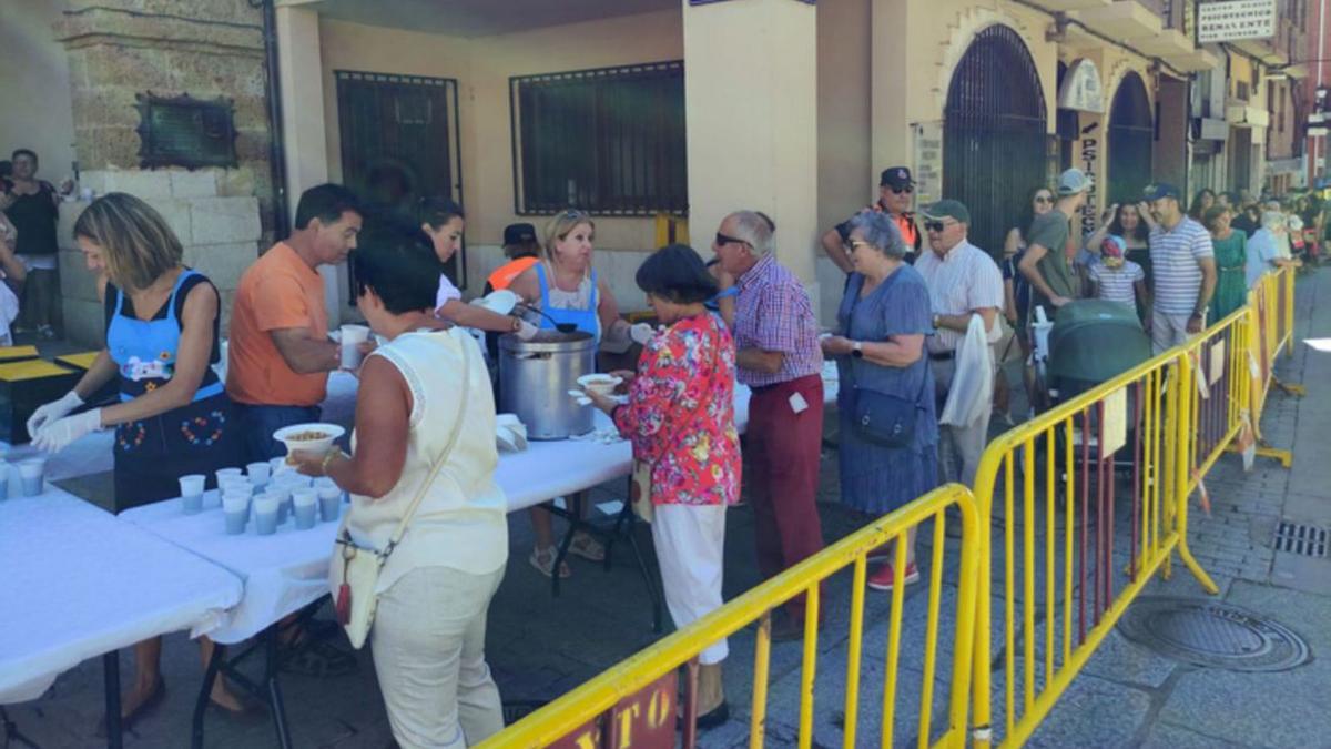 Degustación popular en la Feria de Productos de la Tierra de Benavente. / E. P.