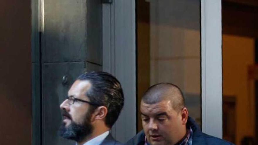 El abogado Andrés Bermúdez, junto a un testigo.