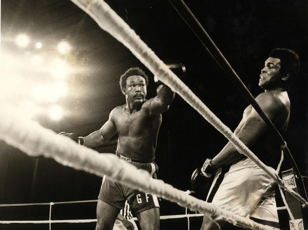 George Foreman (izquierda) durante su mítico combate con Muhammad Ali.