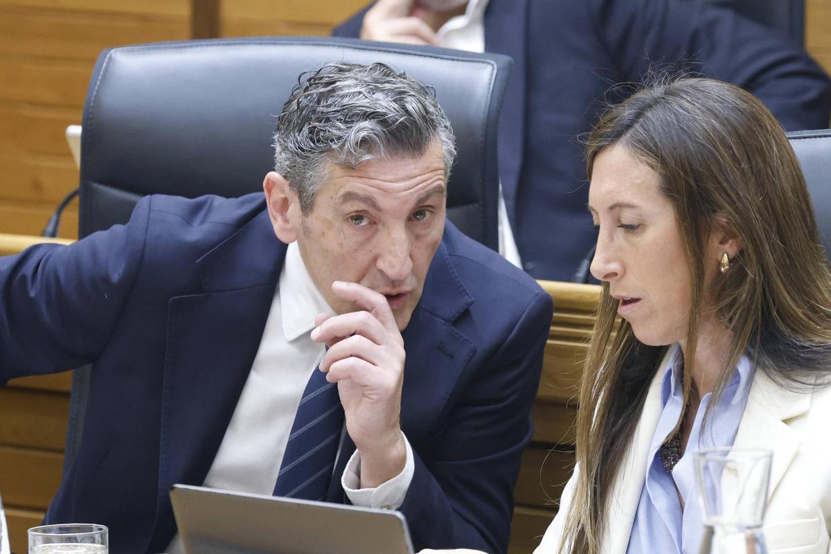 Jorge Pañeda, edil de Educación, habla con Ángela Pumariega, portavoz del PP, en un momento del Pleno.