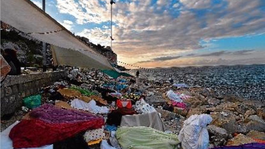 Els immigrants instal·lats en un campament a Ventimiglia intenten dormir entre les roques.