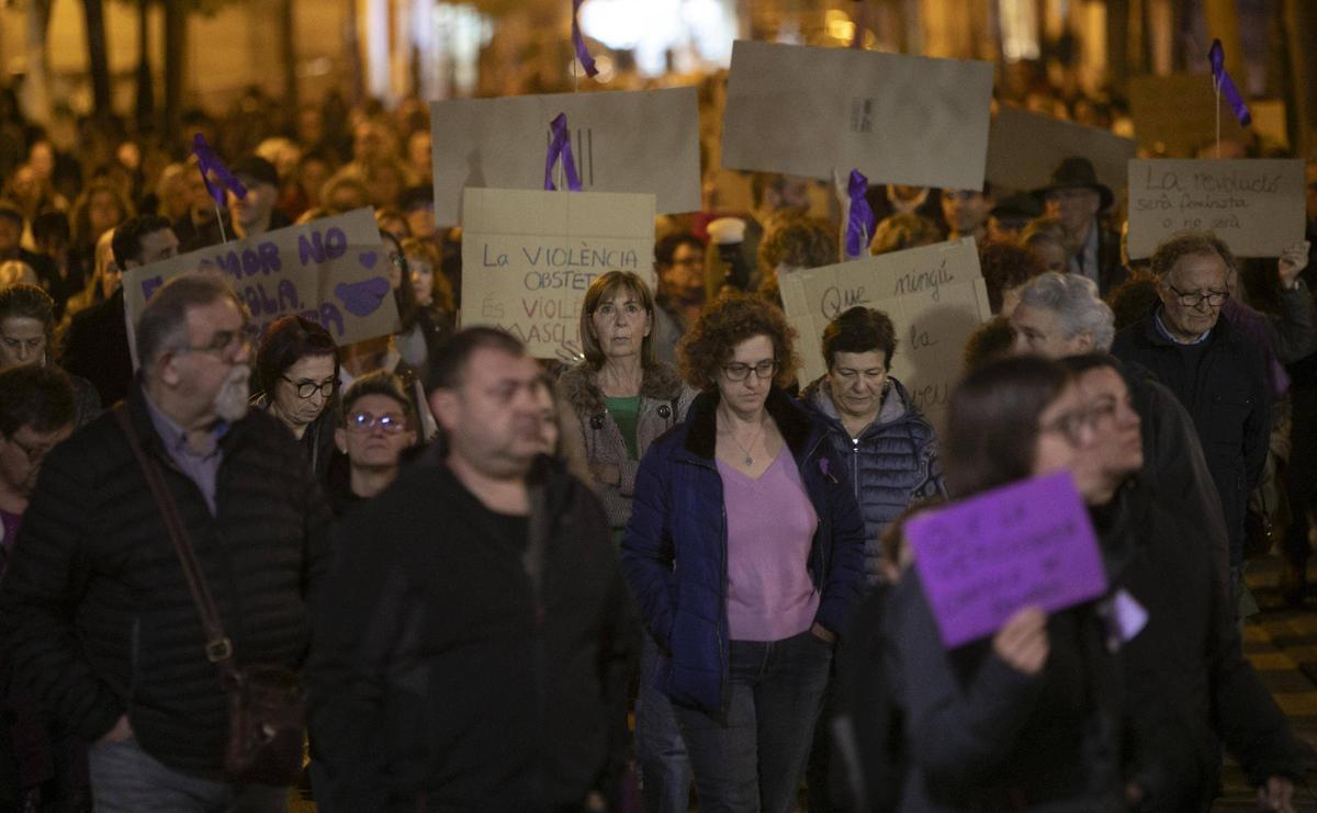 Participantes en una manifestación del 25-N en Sagunt.