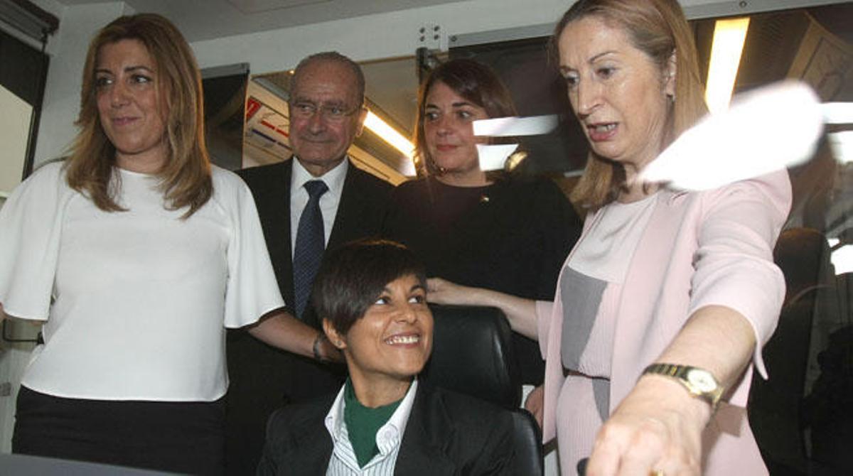 Susana Díaz, Francisco de la Torre, Elena Cortés y Ana Pastor con Verónica Ganado, la única mujer de la plantilla de conductores.