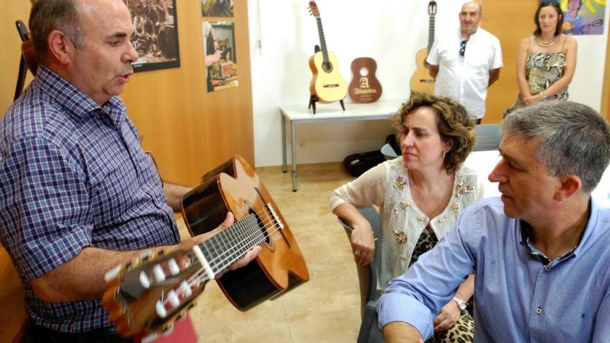 El conseller de Economía en una visita a Manufacturas Alhambra