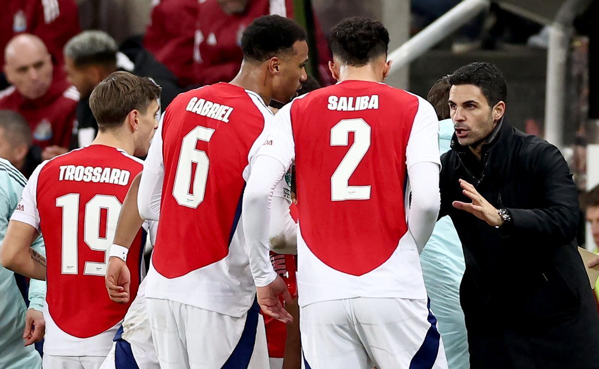 Mikel Arteta habla con sus jugadores en un partido ante el Newcastle