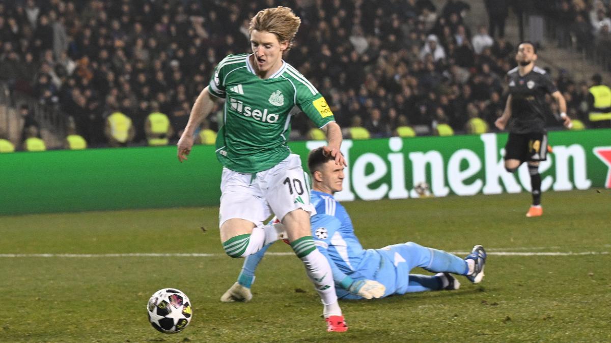 Anthony Gordon ante el Qarabaq FK en Bakú, Azerbaiyán, el 18 de febrero de 2026