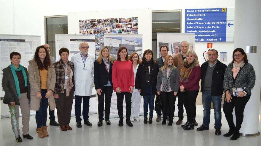 Momento de la visita que han protagonizado hoy autoridades políticas y profesionales sanitarios.