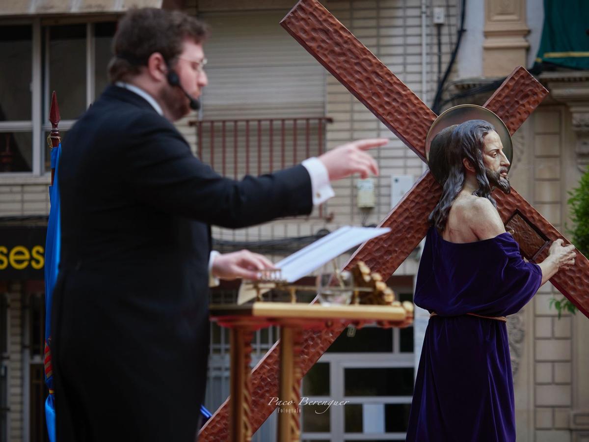El pregonero contó con la presencia del Nazareno esculpido por Benlliure sobre el escenario