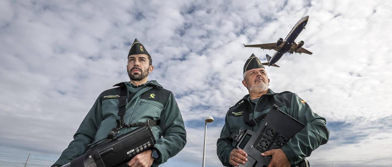 Así es el Equipo Pegaso de la Guardia Civil que controla el espacio aéreo de Baleares