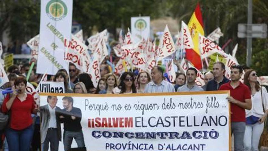 Manifestación contra el decreto de plurilingüismo en las calles de Alicante durante la tarde del viernes.