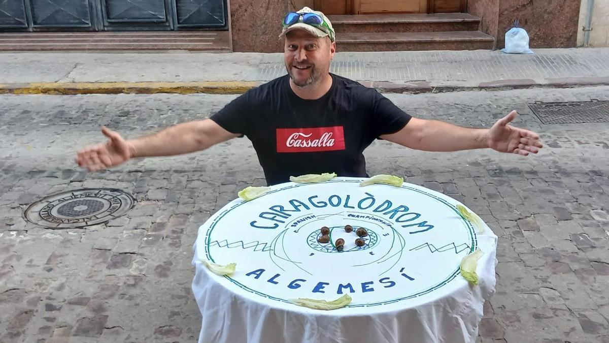Vicent Navarro, con el circuito preparado para la carrera de caracoles.