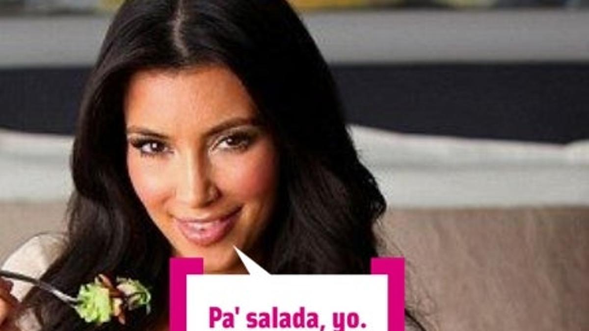 Kim Kardashian comiendo ensalada