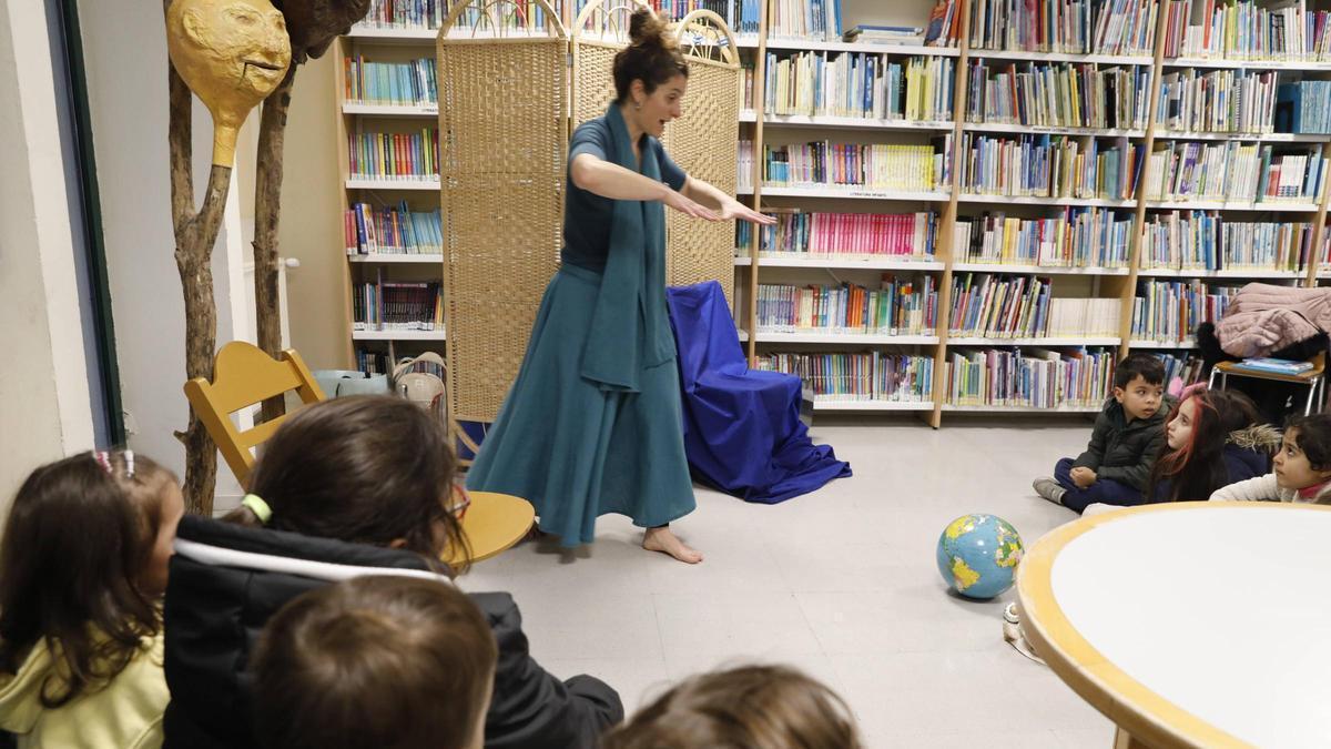 Una actividad en la biblioteca de La Luz.