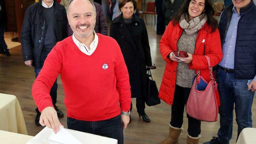 David Regades, en el momento de votar ayer.