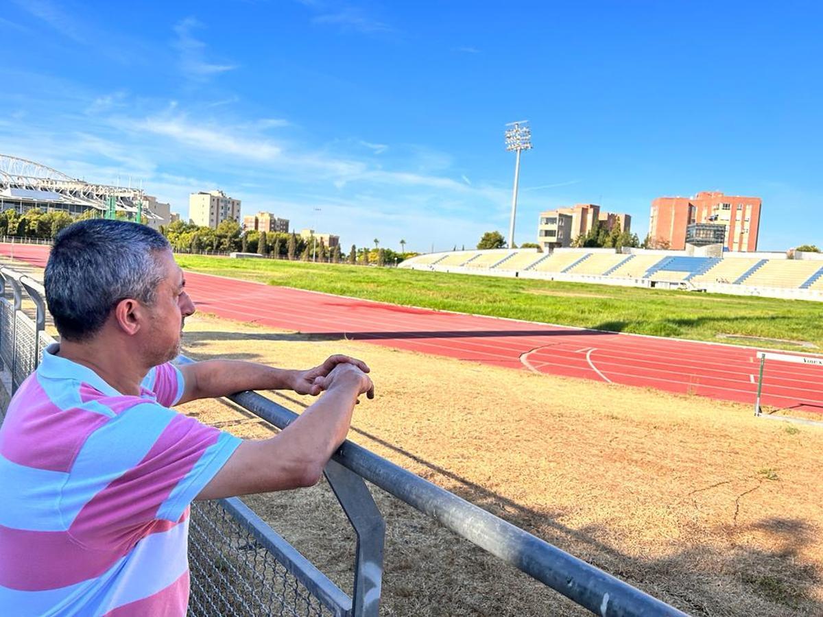 Eduardo Rodríguez observa los desperfectos de la pista de atletismo Joaquín Villar