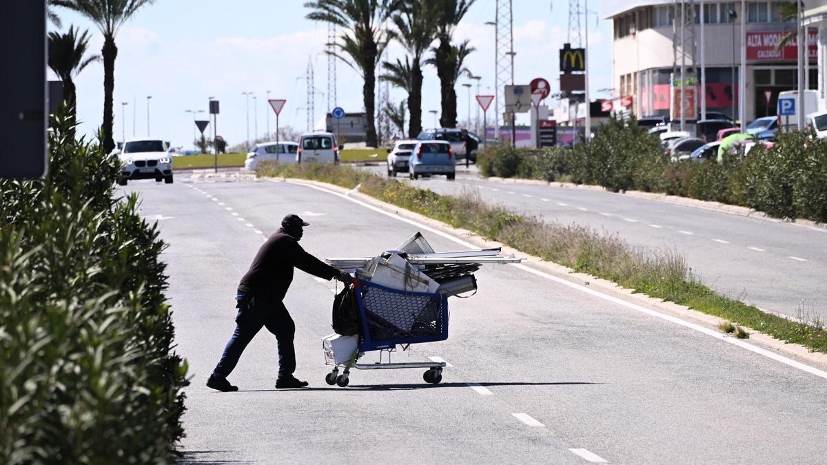 Un herido en el incendio de una casa de campo en Elche
