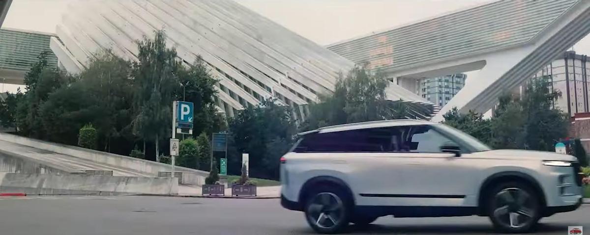 El coche, con el Palacio de Exposiciones y Congresos, diseñado por Calatrava.