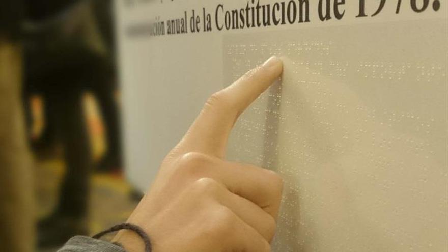 El texto de la Constitución Española está al alcance de todos los ciudadanos. En la imagen, una adaptación en braille