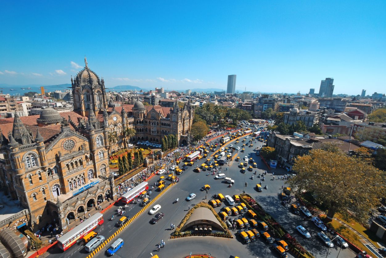 Amplio barrido aéreo panorámico y vista de pájaro de Chatrapati Shivaji Maharaj.