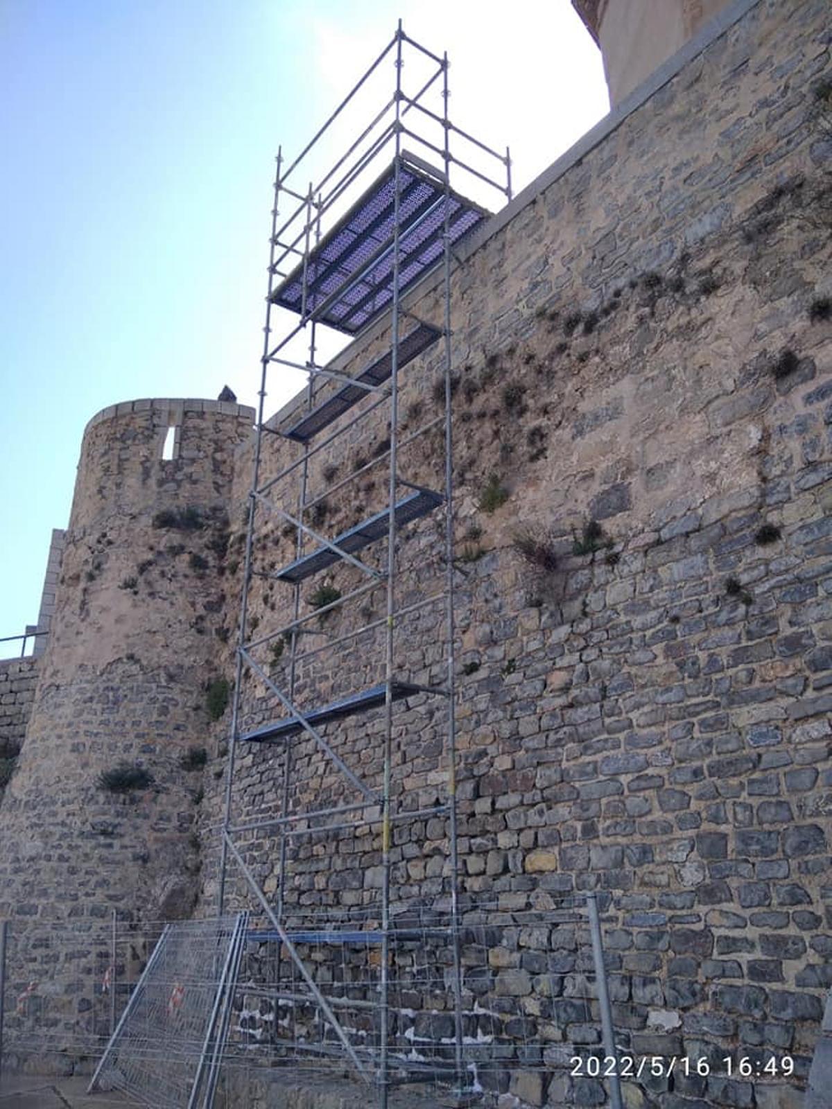 Una de las zonas de la fortificación donde se está colocando el andamiaje.