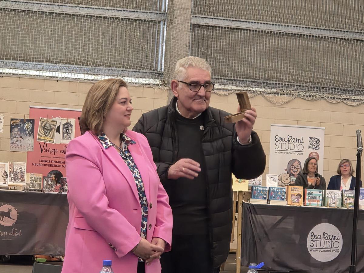 En imágenes: La Feria del Libro llena Navelgas en su sexta edición