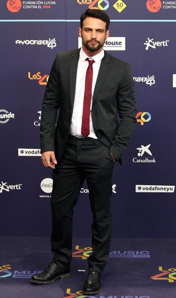 Jesús Castro, muy elegante en los Premios 40 Principales