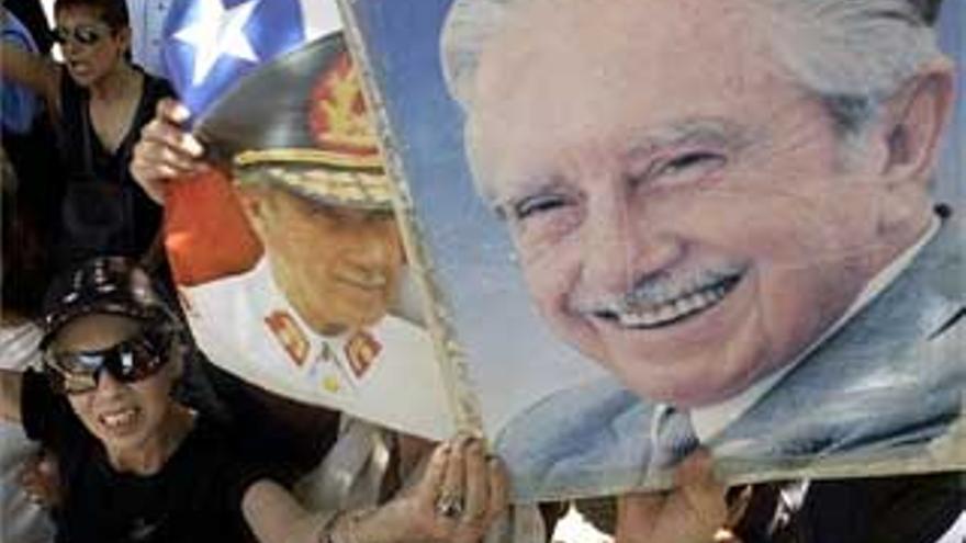 Ordenan la detención de 23 familiares y colaboradores de Pinochet