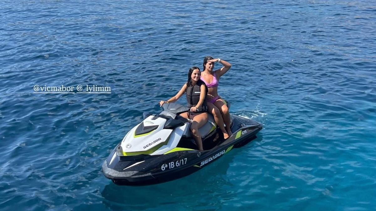 Lydia Monfort Matutes junto a Victoria Federica en Moto de agua.