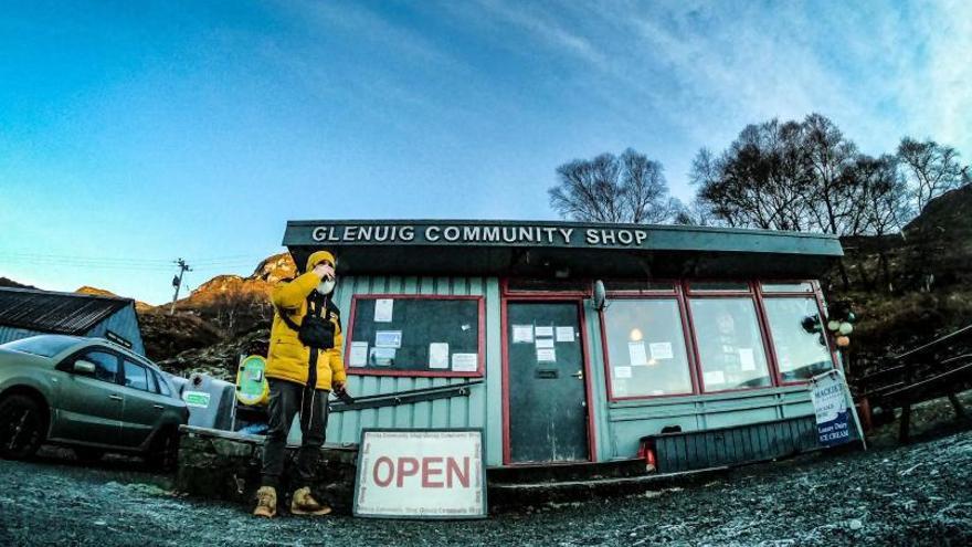 El tinerfeño Ankor Ramos, en una parada en Glenuig, un pequeño pueblo en la costa oeste de Escocia. | | ANKOR RAMOS