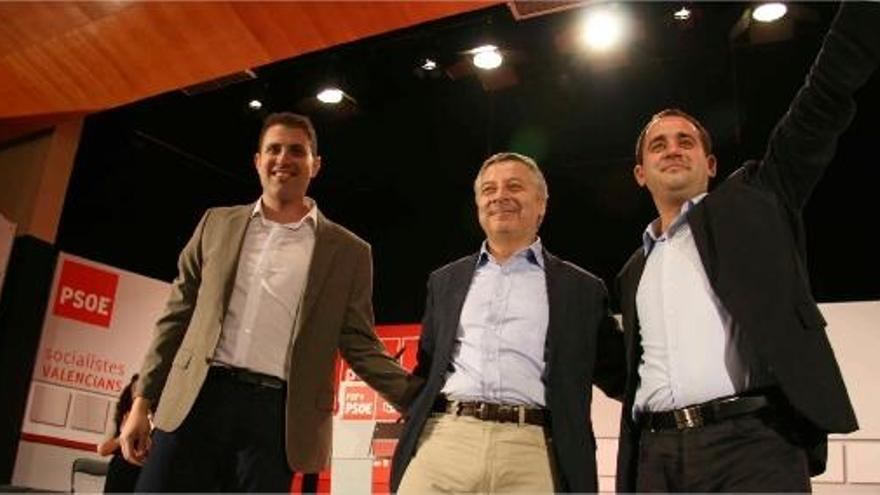 El candidato socialista a la alcaldía de Cullera, José Blanco y Jorge Alarte.