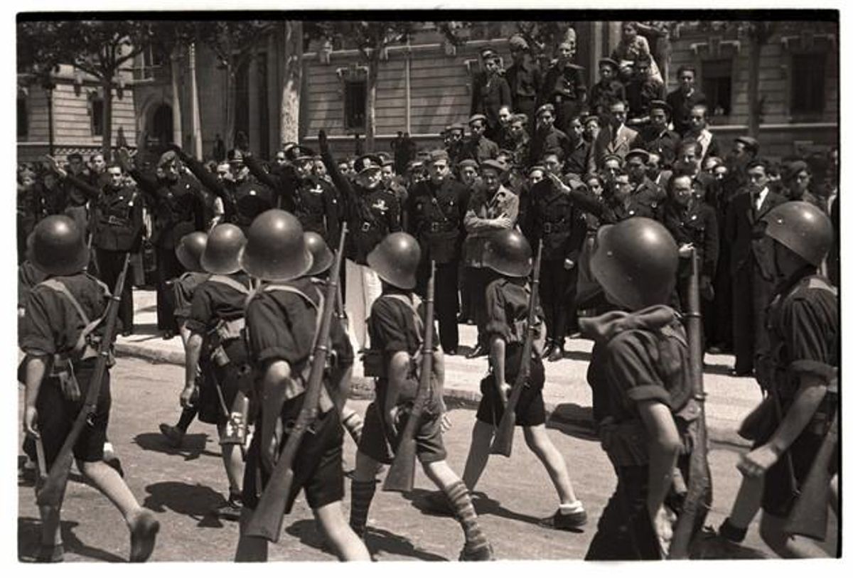 Desfilada de Flechas de la Organización Juvenil de la Falange davant el comte de Pache i altres personalitats italianes. Barcelona, 1939.