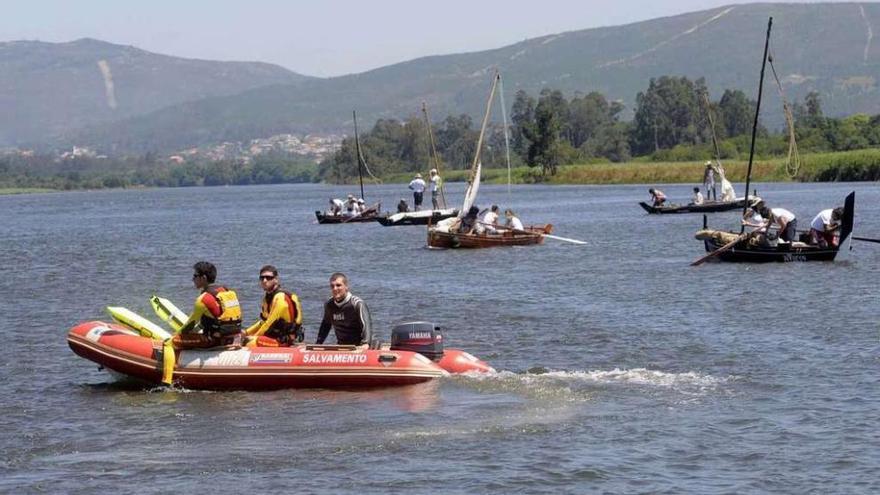 Protección Civil de Valga, en pleno operativo acuático en el río Ulla. // Noé Parga