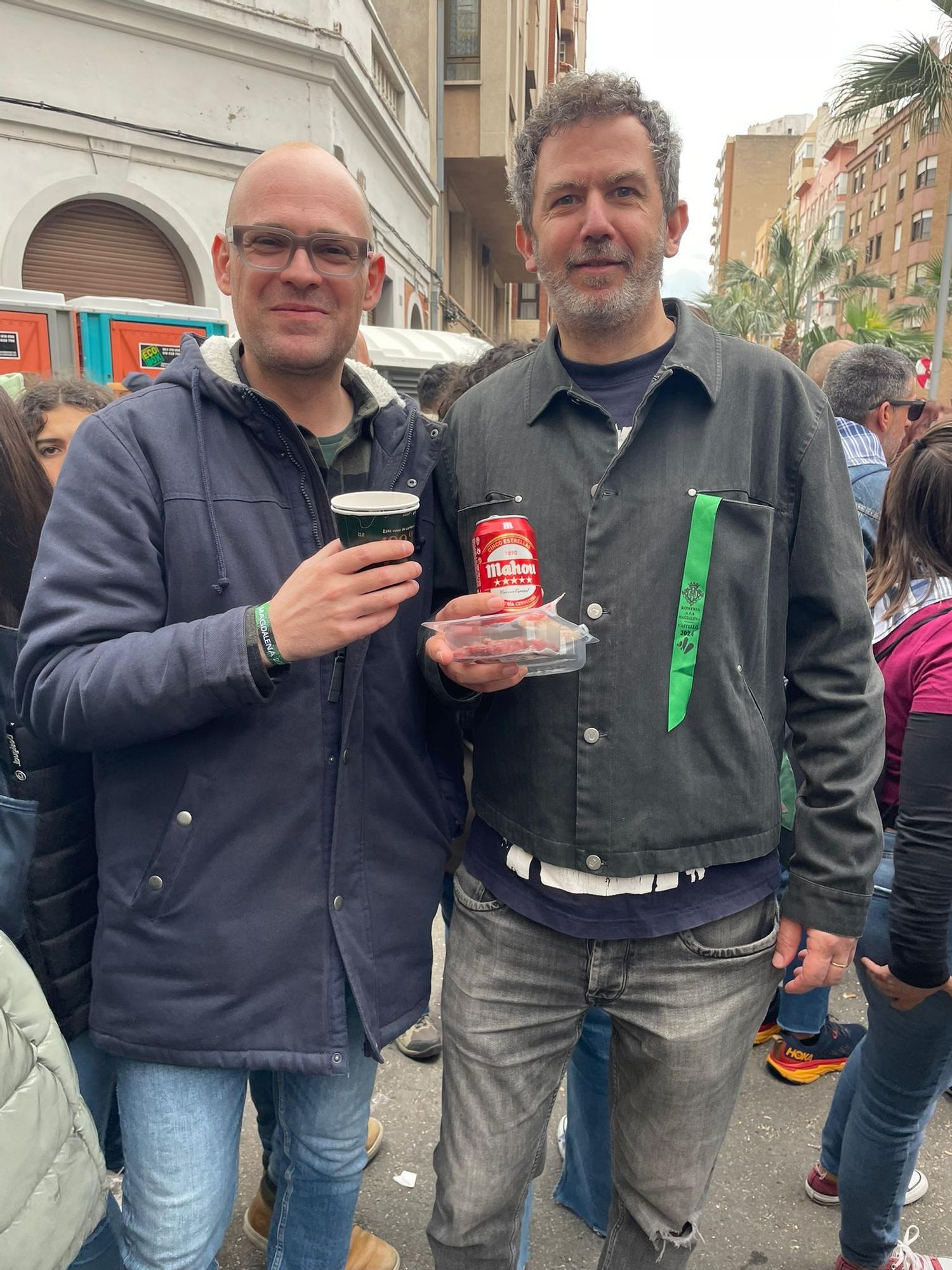 Stefano y Luis, en estas fiestas de la Magdalena, visitando la colla Cabasset.