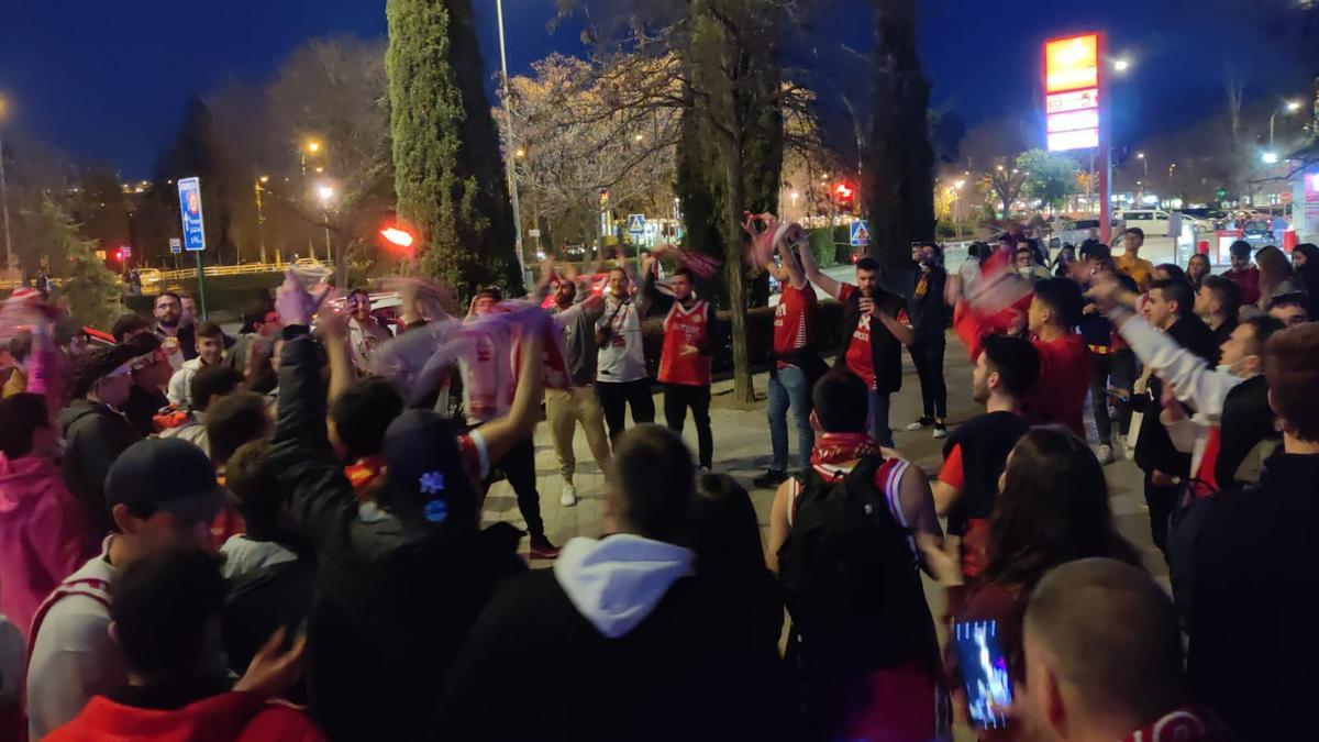 Aficionats del Baxi Manresa esperant que l'equip entri al pavelló de Granada