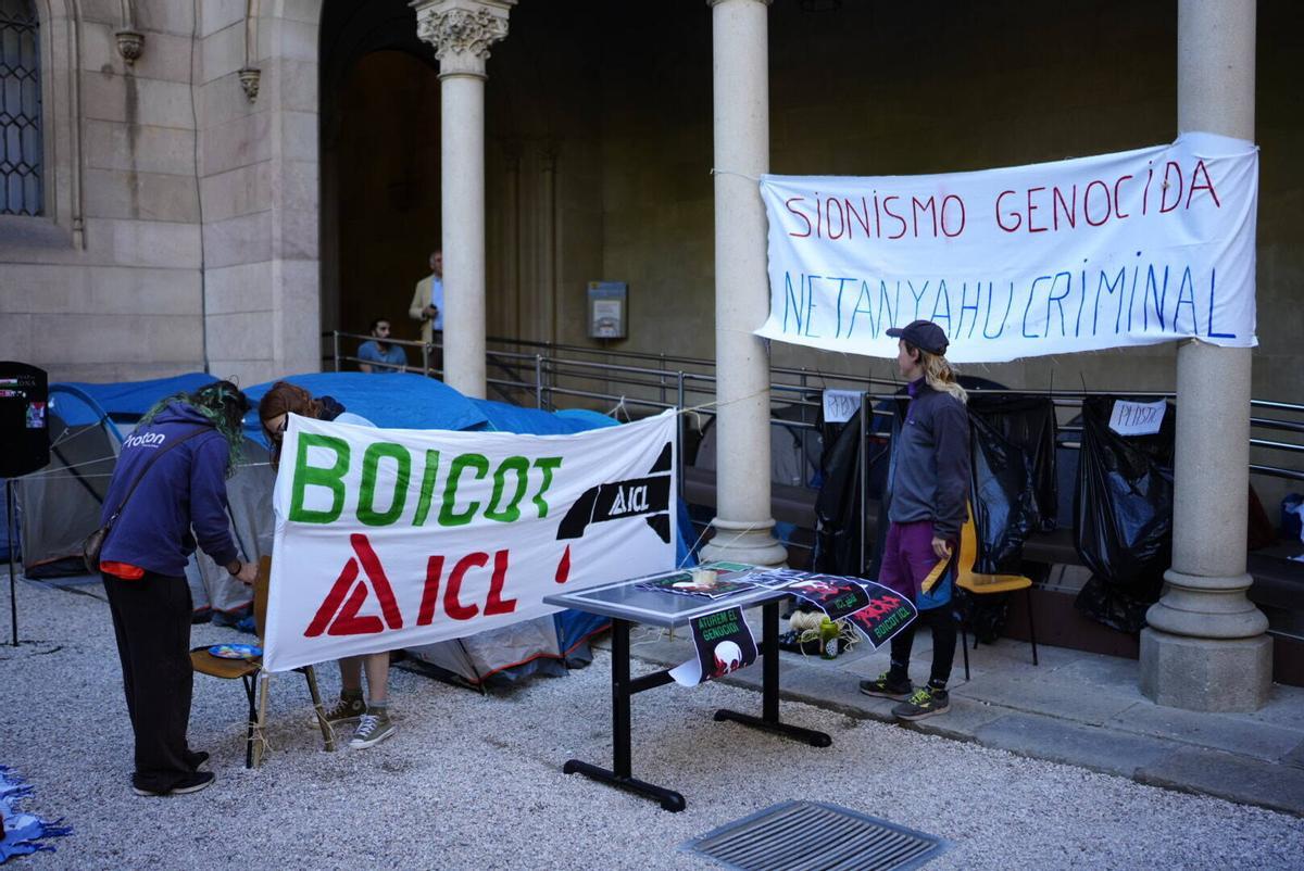 Acampada en apoyo a Palestina en la UB del Raval