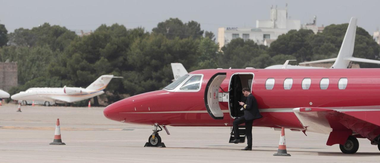 La isla sigue imparable como destino para los pasajeros que llegan abordo de exclusivas avionetas como estas aparcadas en Son Sant Joan la semana pasada.  | MANU MIELNIEZUK