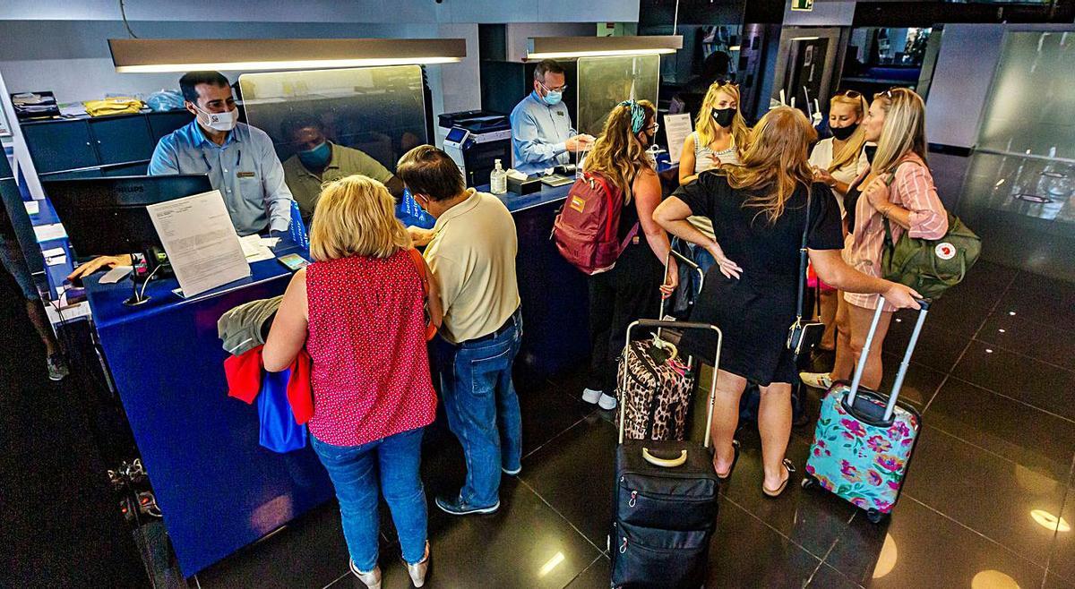 Recepcionistas de un hotel de Benidorm, en su mayoría operativas las 24 horas del día.  | DAVID REVENGA