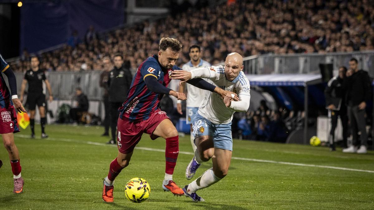 Valery trata de marcharse de Carrillo durante el derbi del pasado domingo en el Ibercaja Estadio.