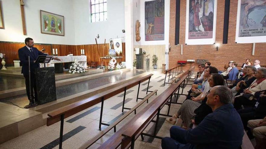 A la izquierda, Gerardo Díaz, ayer, durante la charla que ofreció en la iglesia de Bañugues.