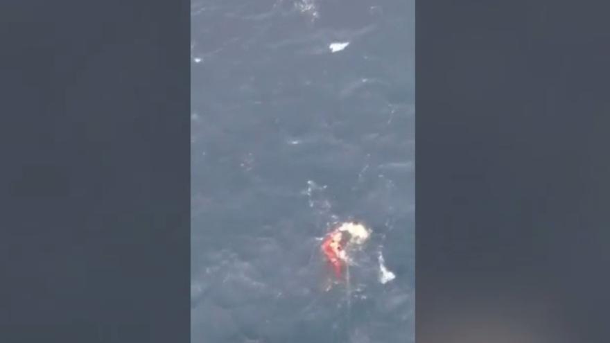 Un pescador cae al agua tras sufrir un golpe de mar en Gáldar