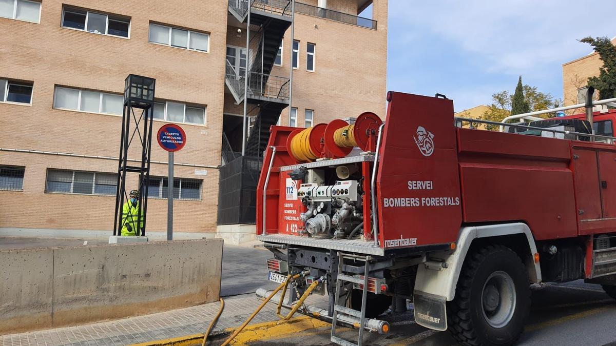 El servicio de bomberos forestales actuando en uno de los edificios de Crevillent