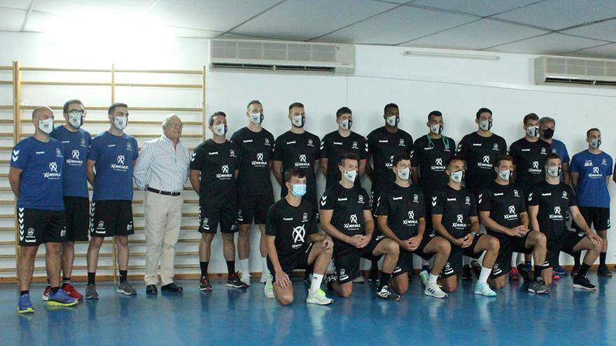 Jugadores y técnicos del Ángel Ximénez junto al presidente, Mariano Jiménez.