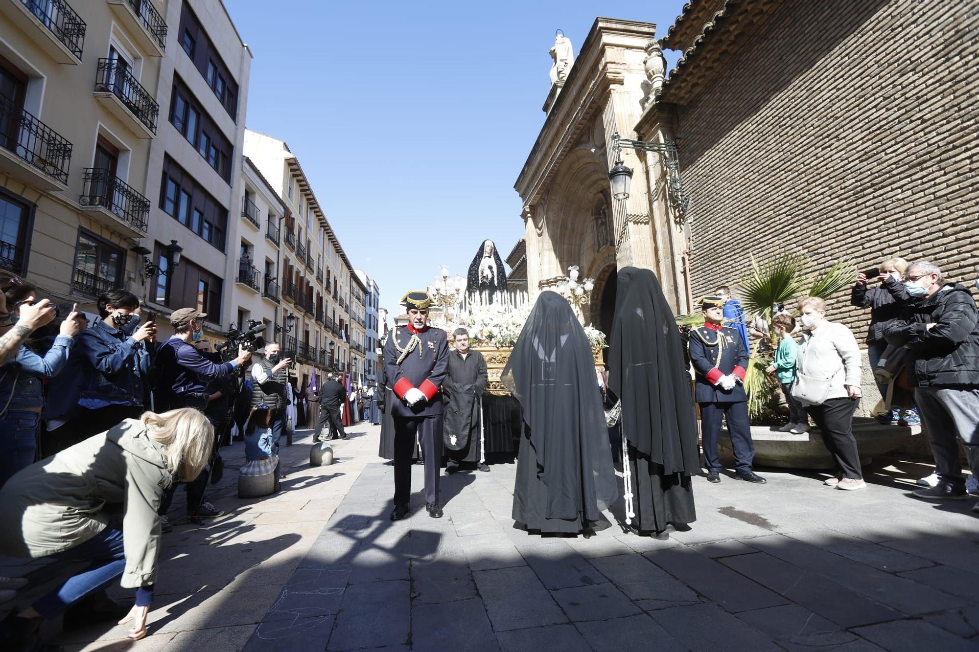 Sábado Santo en Zaragoza: procesión de La Soledad, en imágenes