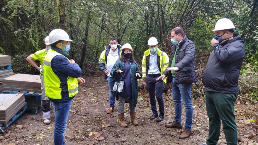 Un instante de la visita de Barea a las obras de restauración de los Baños de San Xusto, junto a Cubela.