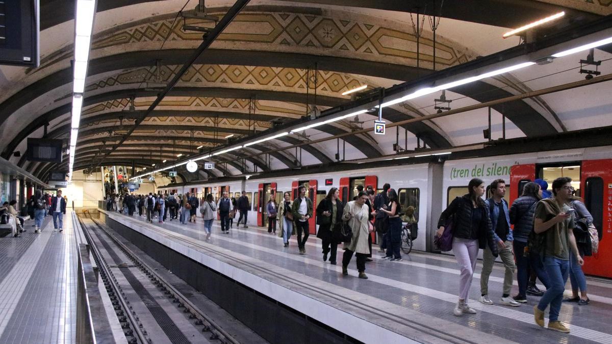 L'andana de Plaça Catalunya de Ferrocarrils de la Generalitat de Catalunya