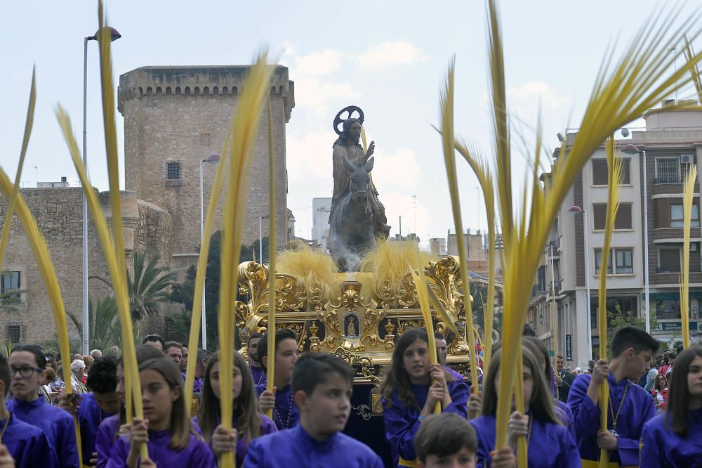 La ciudad se llena de palmas blancas y echa a la calle para participar en la procesión del Domingo de Ramos