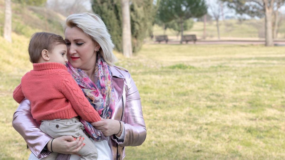 Ruth y su hijo Enzo, dos de los protagonistas de la campaña &quot;Haz historia con tu historia&quot;.